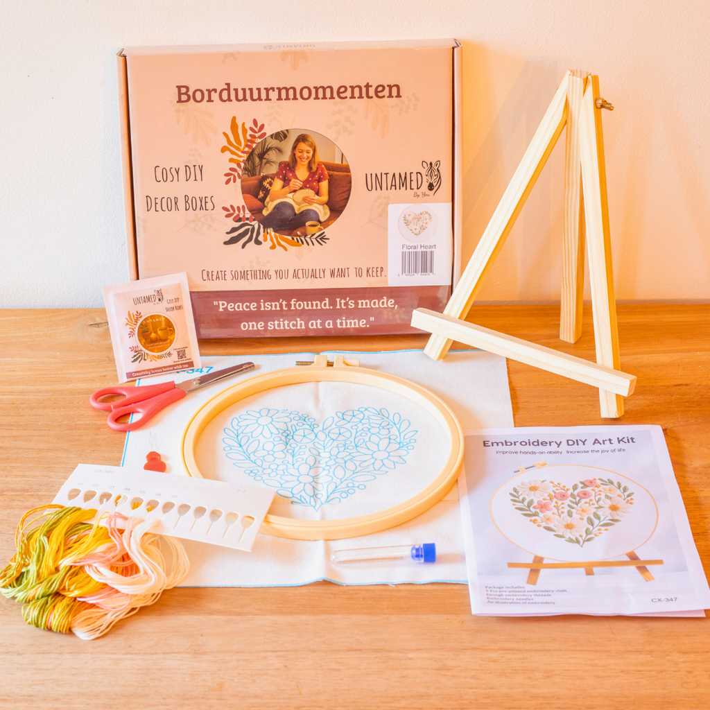Cœur Floral – Kit de broderie avec marguerites et roses délicates