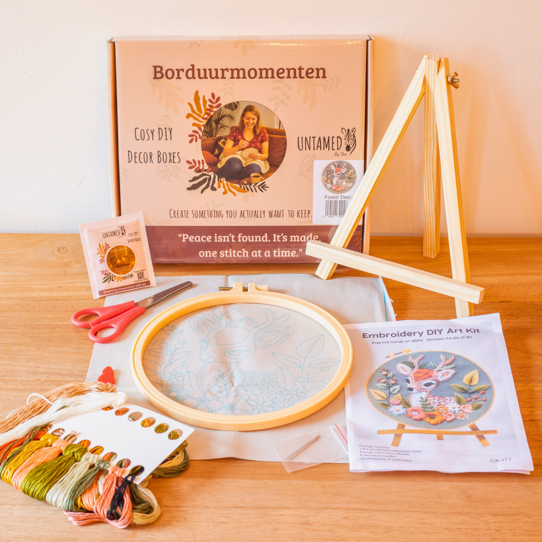 Forest Deer – Borduurset met jong hertje en herfstbloemen