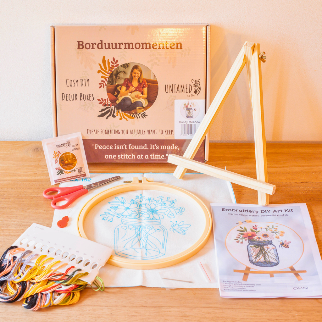 Honey Meadow – Borduurset met bloemen en bijtje