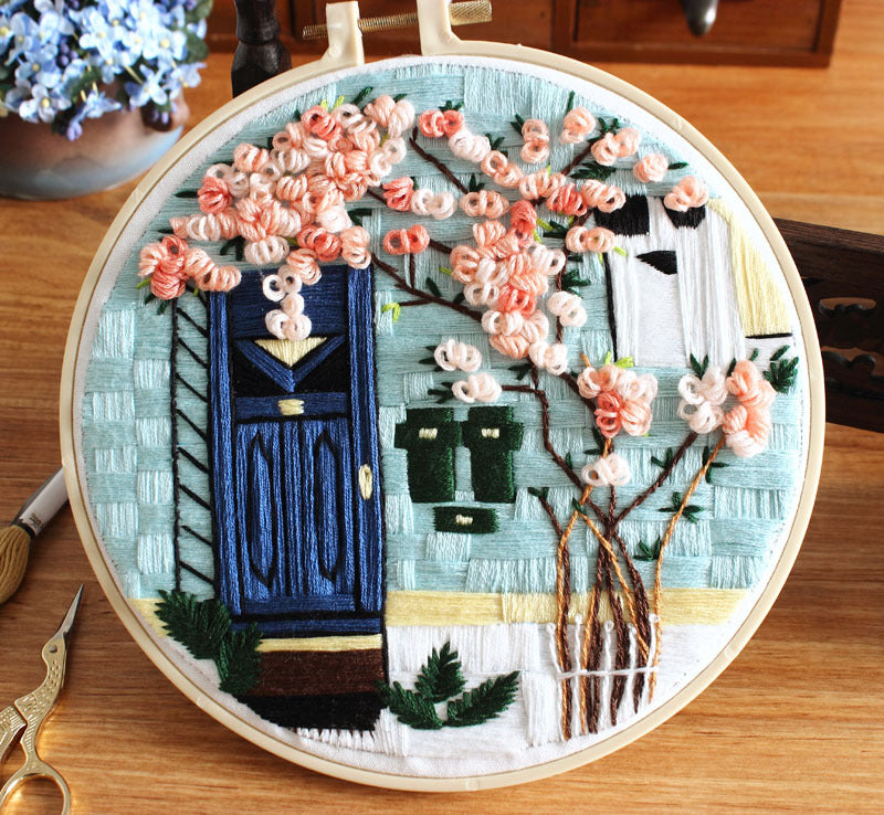 Blue Door Haven – Borduurset met blauwe voordeur en bloesembomen