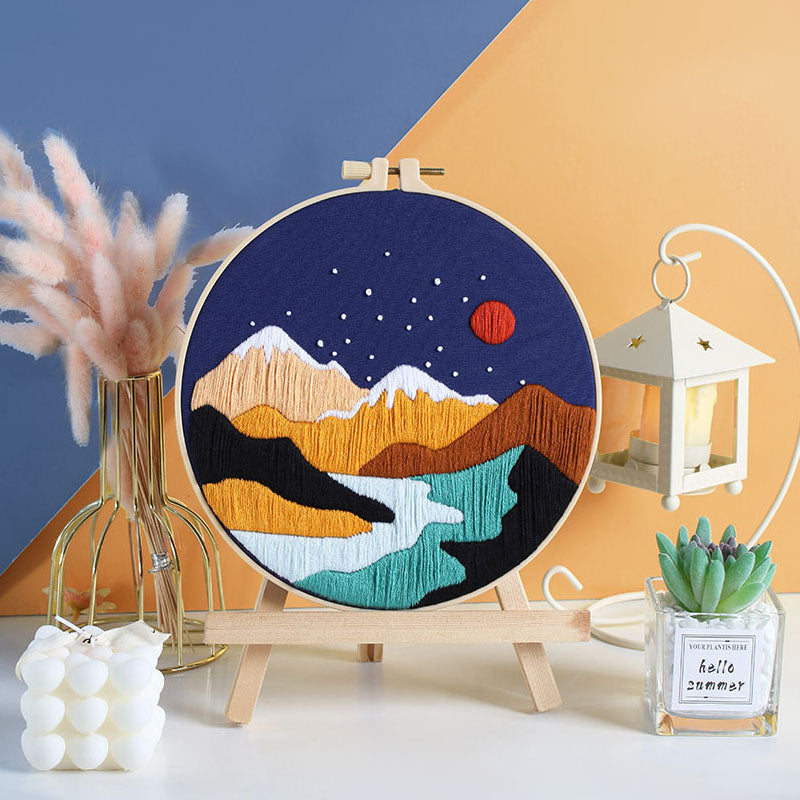 Desert Horizon – Borduurset met bergen, maan en rivier