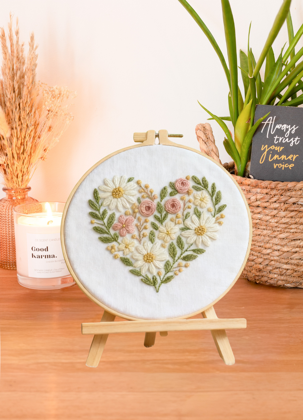 Cœur Floral – Kit de broderie avec marguerites et roses délicates